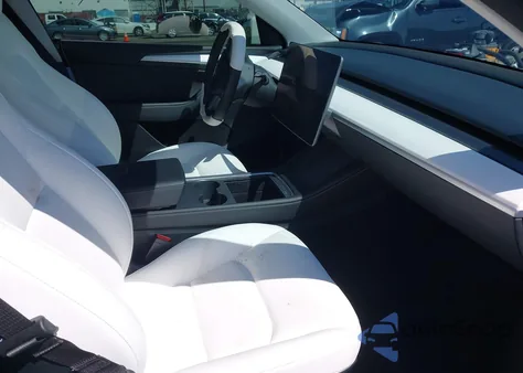 2023 Tesla Model Y Awd/Long Range Dual Motor All-Wheel Drive z USA, uszkodzony, nr VIN 7SAYGAEE0PF806900